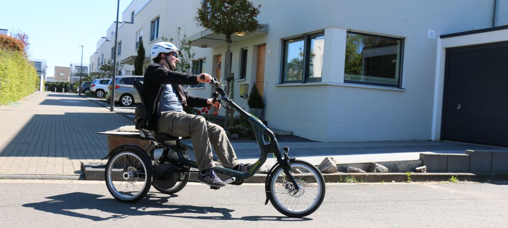 Mann fährt mit dem Easy Rider 3 auf der Straße vor einem Haus entlang