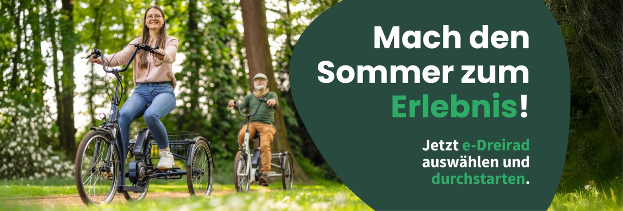 Sommer Header: Eine Frau und ein Mann fahren mit dem Dreirad durch den Park