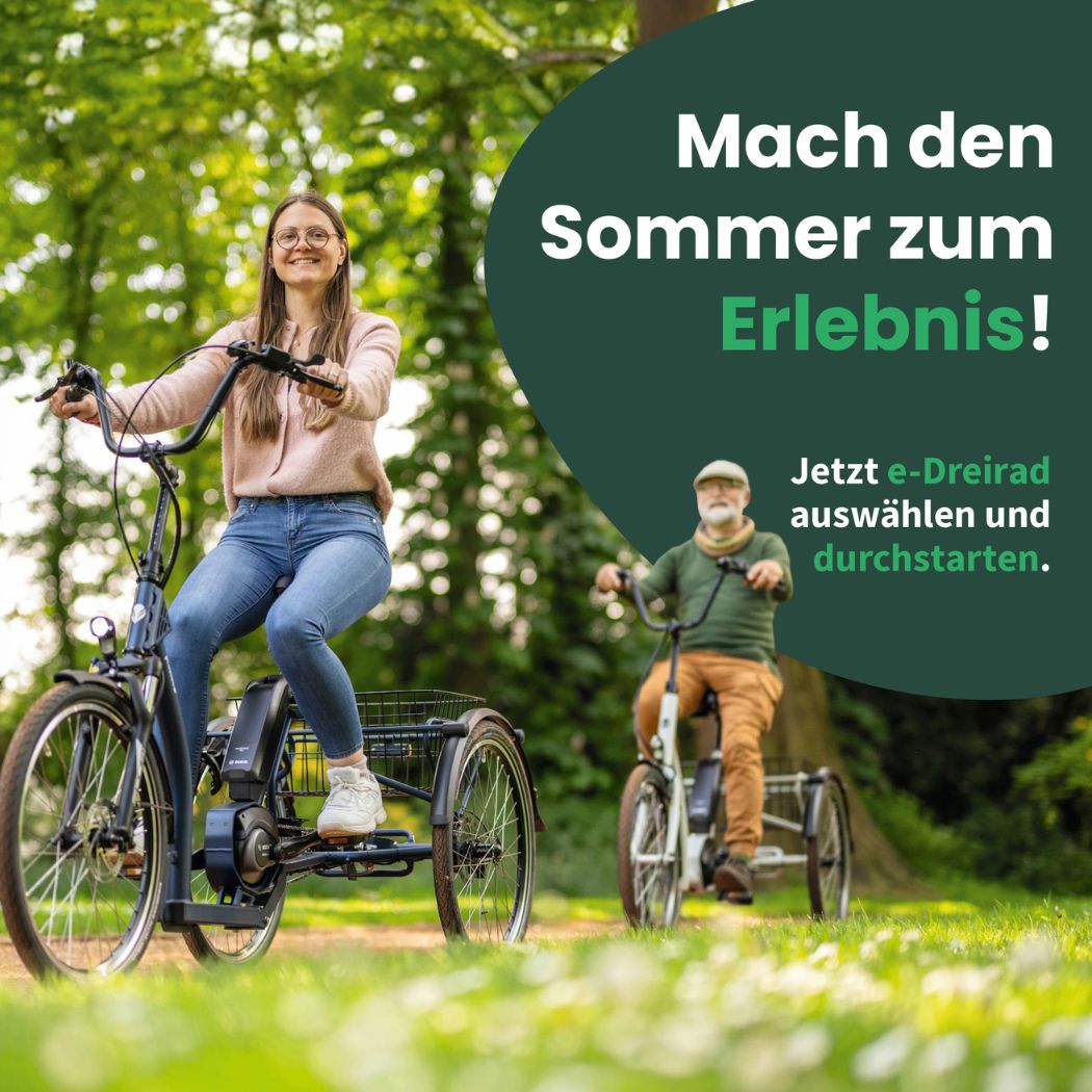 Sommer Header: Eine Frau und ein Mann fahren mit dem Dreirad durch den Park