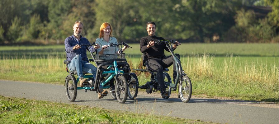 Drei Personen radeln auf Dreirädern